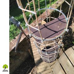 Accès vertical sécurisé pour parc aventure : la cheminée filet est un produit idéal pour les parcours sans EPI ou les parcours enfants. Sa conception en corde armée en fait un agrès robuste et durable.